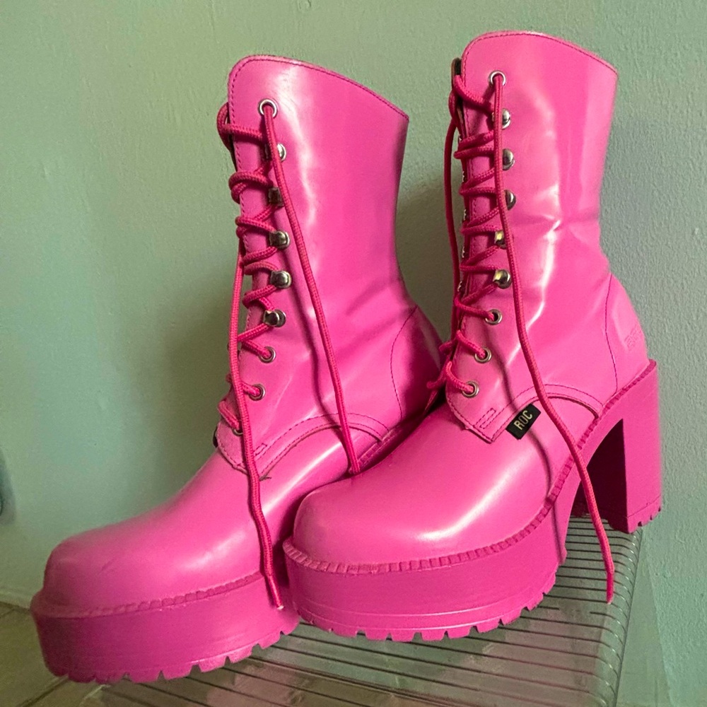 bubblegum pink boots 💖